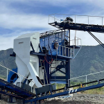 降低破碎現(xiàn)場(chǎng)噪音和粉塵是需要亟待解決的重要問題